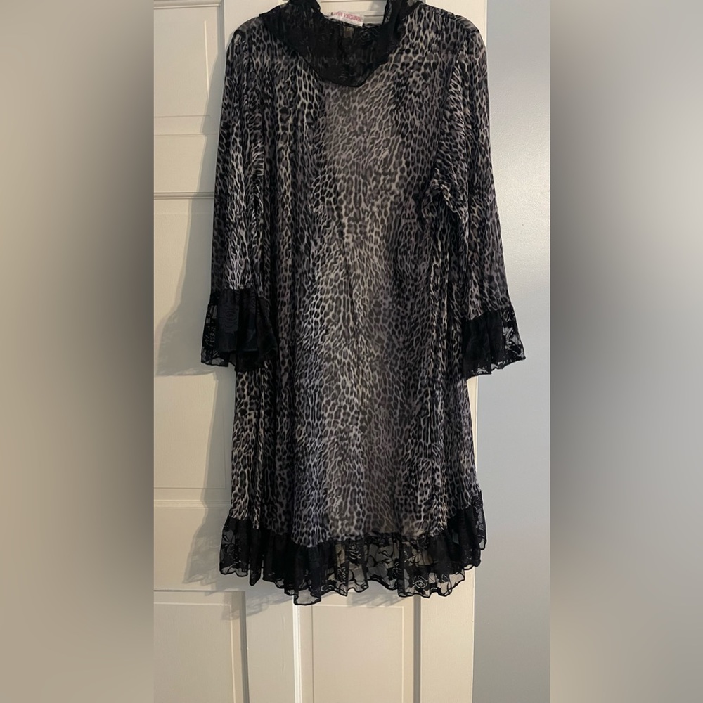 Very light weight duster looks great anytime of year